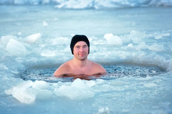 在冰洞里游泳是预防前列腺炎的一种方法